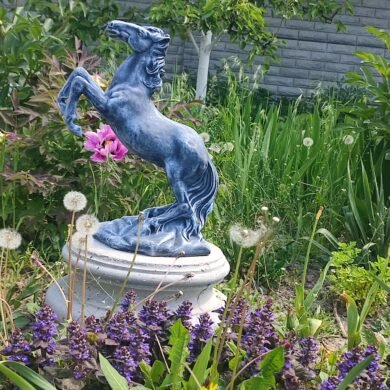 Садові фігури коней