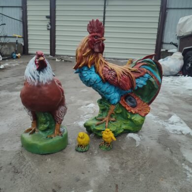 Садові фігури півнів, курей та курчат